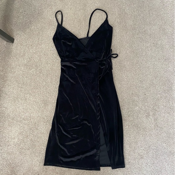 Re:Named Black Velvet Wrap Spaghetti Strap Mini Dress Size S - Picture 2 of 4